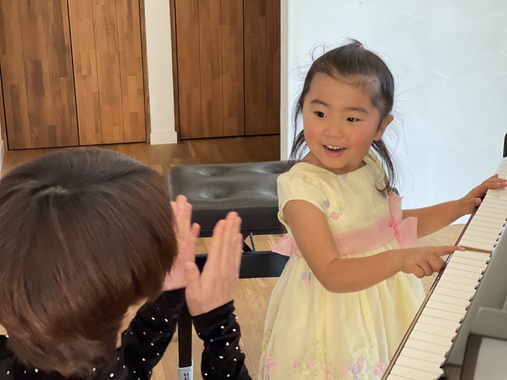 栃木県宇都宮市ゆいの杜ピアノ教室は笑う・褒められる・そして目標を達成するピアノレッスンです。